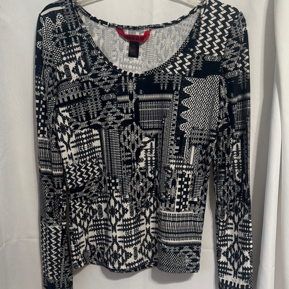 Hot💋Kiss Black & White Geometric Long Sleeve Top.